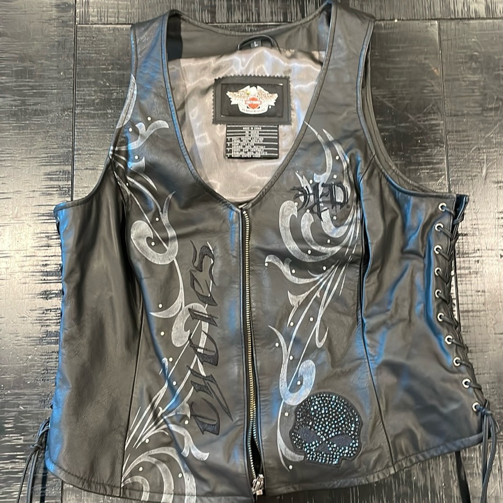 Harley Davidson, leather vest in excellent condition.authentic Harley Davidson